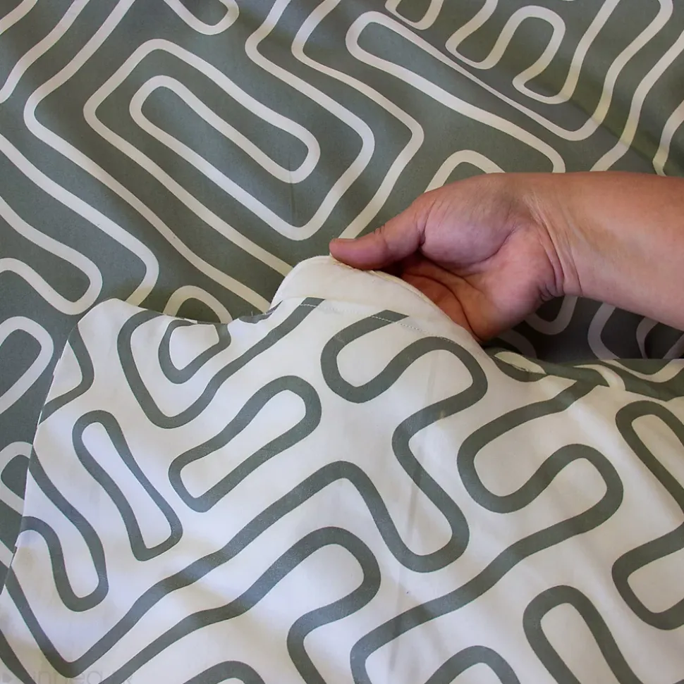 Parure de lit 140x200 cm en microfibre PARCHEMIN vert motif graphique 2 pièces