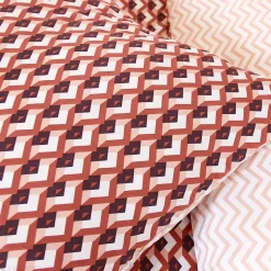 Parure de lit 140x200 cm en microfibre TIAGOH rouge motif géométrique 2 pièces