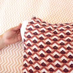 Parure de lit 260x240 cm en microfibre TIAGOH rouge motif géométrique 3 pièces